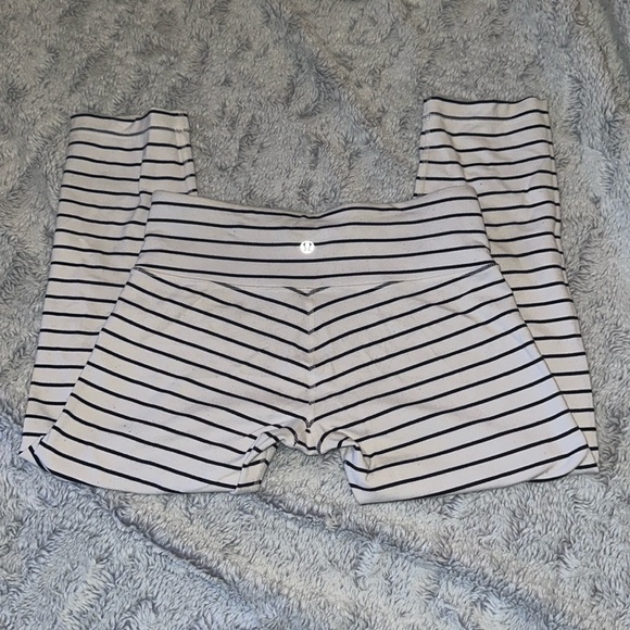 🦄Lululemon Wunder Under Crops in Quiet Stripe - Picture 3 of 6
